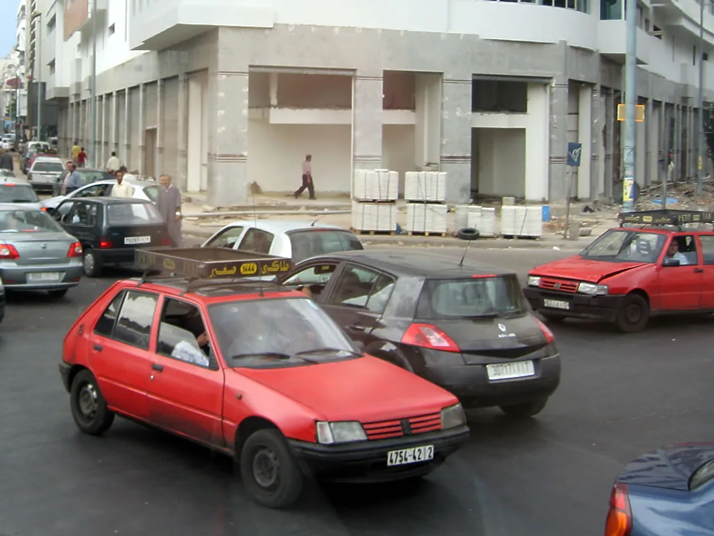 Petits taxis rouges circulant dans la circulation à Casablanca