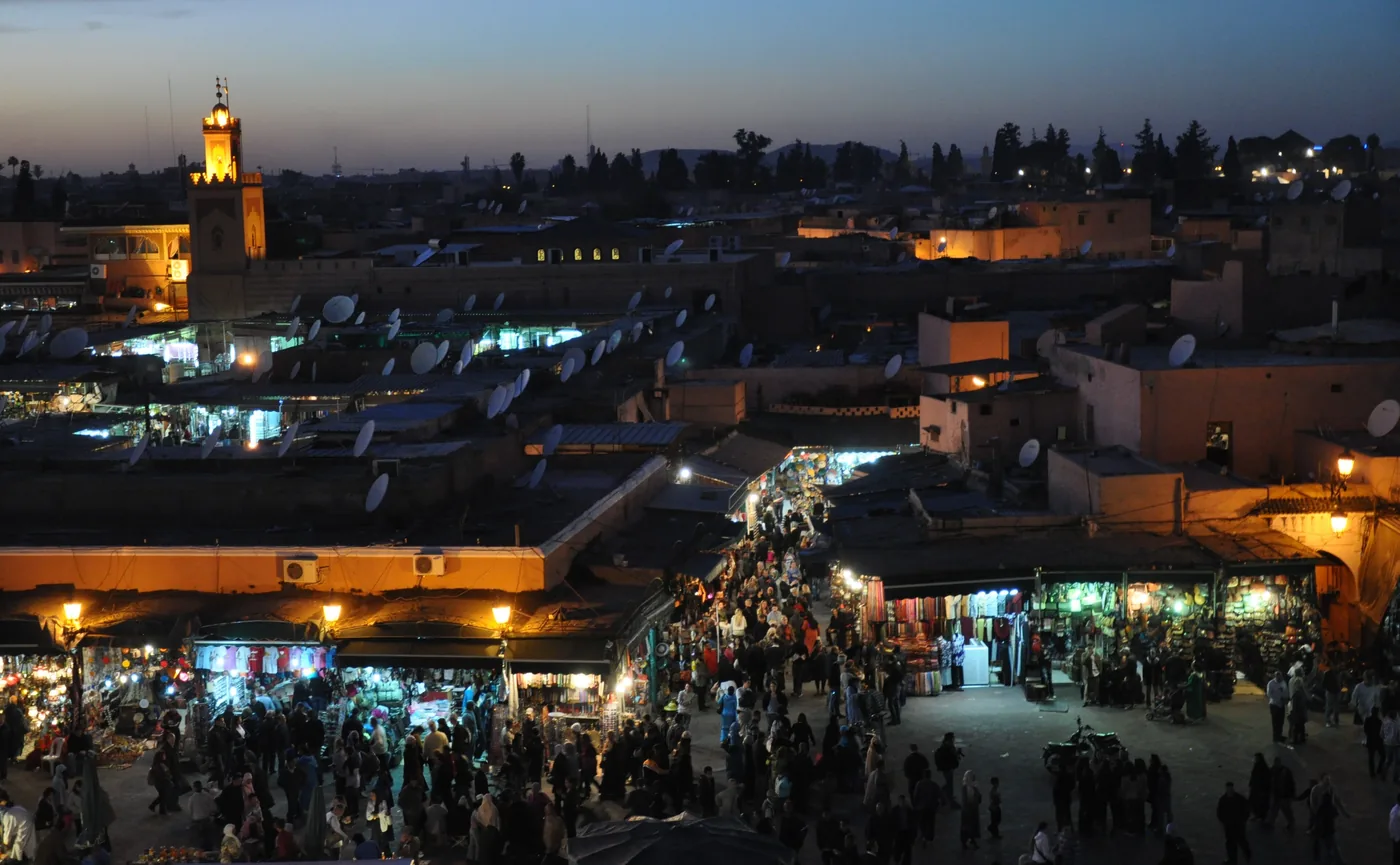 Place Jemaa el-Fna à Marrakech, où les précautions habituelles restent importantes dans la foule