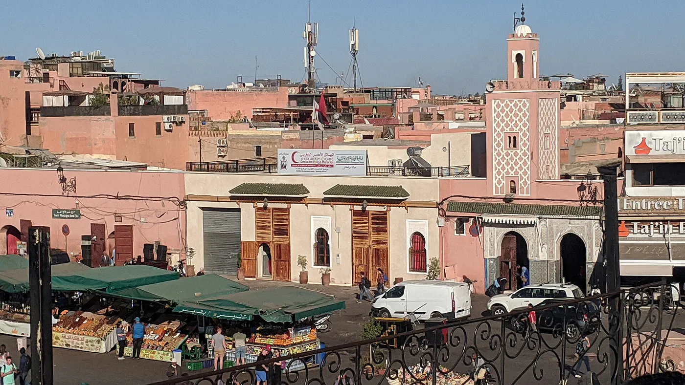 Jemaa el-Fna à Marrakech pendant la saison touristique hivernale au Maroc